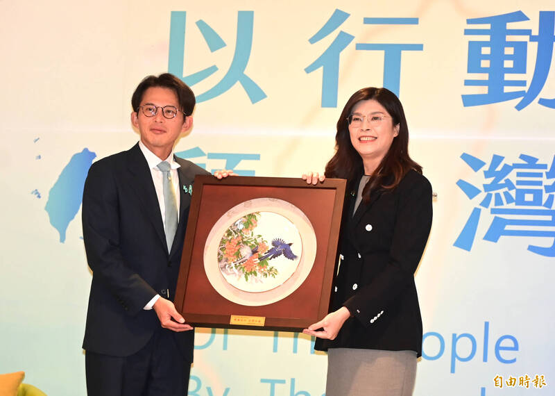 諷鄭黃會各種試探互掐 吳崑玉：藍鳥領飛暗示黃國昌乖乖當小白別亂超車