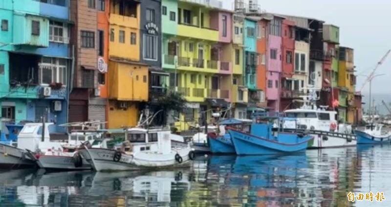 打卡熱點！泰國女遊基隆「彩色屋」 遭偷拍裙底風光