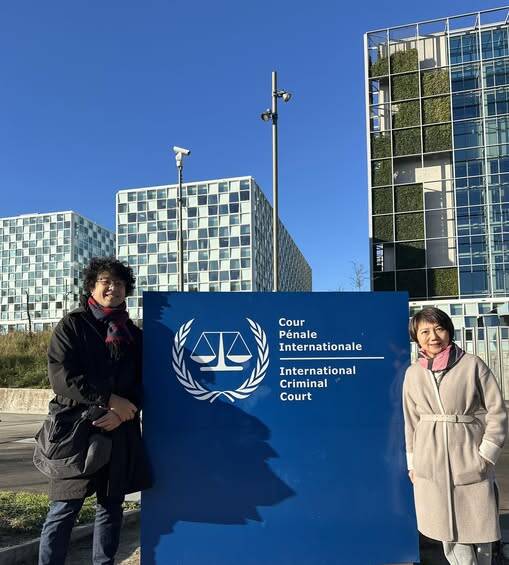 沈伯洋到荷蘭了 范雲PO國際刑事法院前合影：國際仍有正義