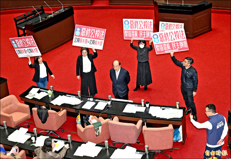 藍白聯手三讀通過 恢復公投綁大選