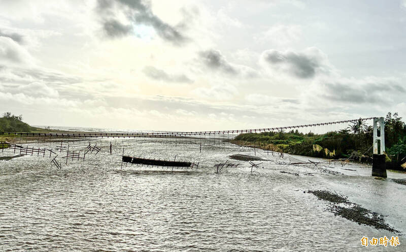 屏東滿州港口吊橋殘破懸掛2年！地方居民怒吼