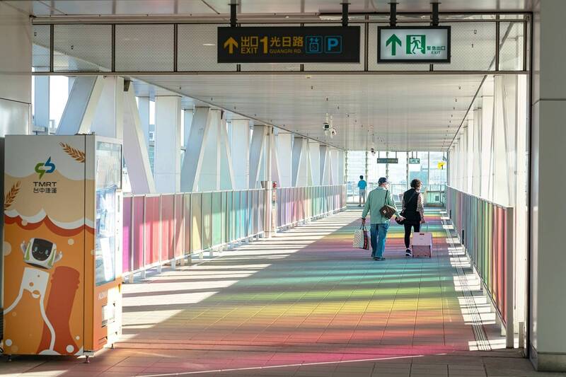 漫步在彩虹端！中捷烏日站天橋出現超夢幻「地景」驚豔路過民眾