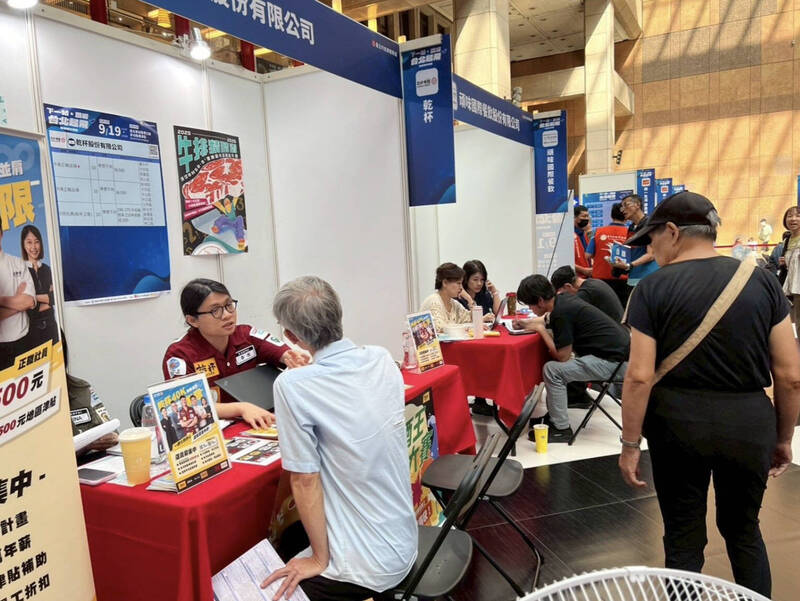 青年提早佈局職場 北市就服處攜手26家企業釋出1220職缺
