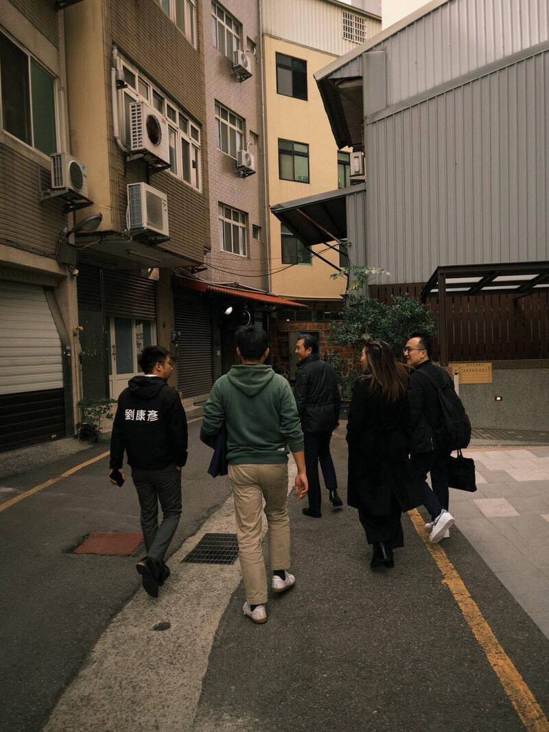 無愧我心！林智堅告贏陳智菡後首現身 與昔日市政夥伴同行回頭微笑