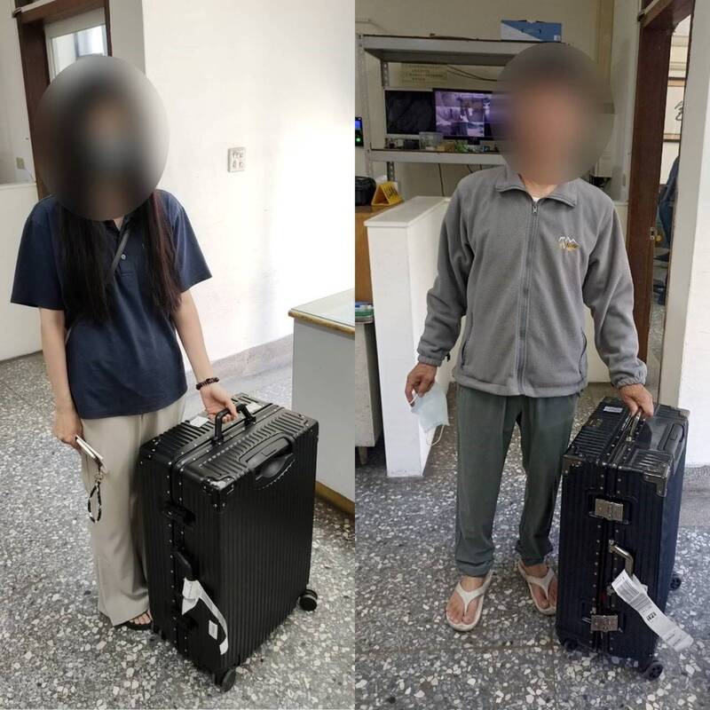两人在员警见证下相互确认行李内容无误后领回。（警方提供）