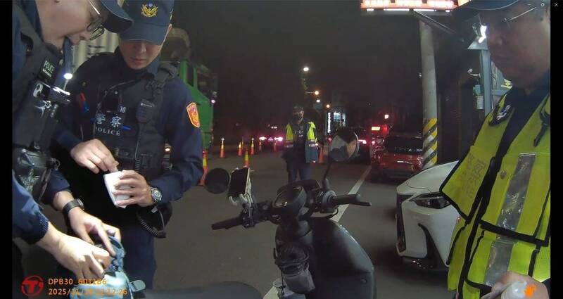 毒驾上路栽了！新竹市蔡姓男子吸毒开车遇临检，结果毒品唾筛呈三级毒品卡西酮类阳性，遭当场逮捕开罚。（新竹市警察局提供）