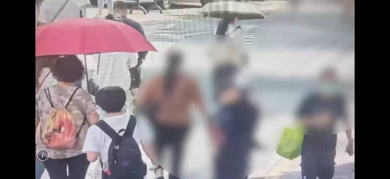 傅男（带绿色袋子男子）犯案后离去的身影。（记者邱俊福翻摄）