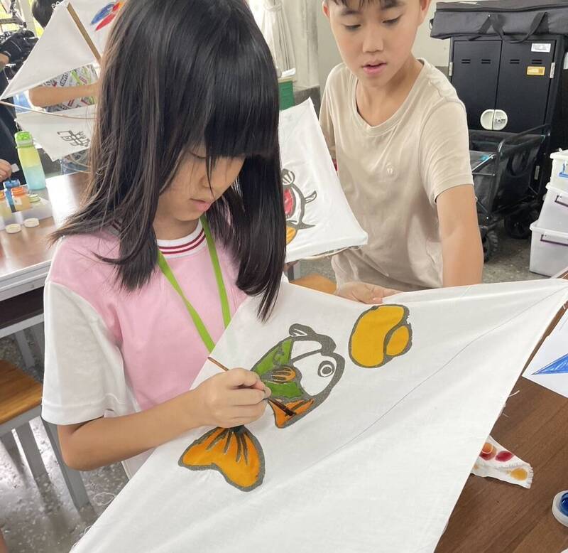 高雄九如國小攜手內惟藝術中心 重現百幅「古內惟水族圖鑑」