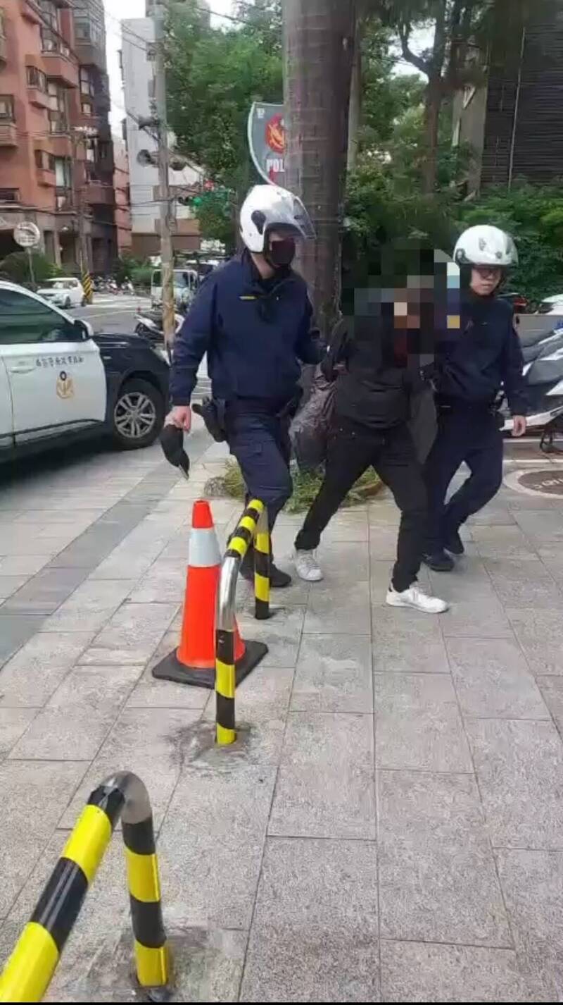 三重驚傳隨機攻擊！毒蟲持鐵棍攻擊路人  無辜六旬夫妻挨打送醫