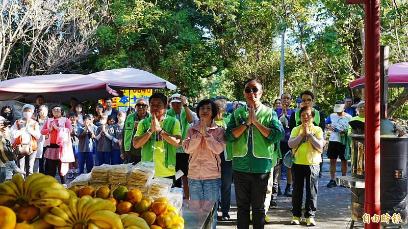 老樹救援協會第七年辦神木路跑 何欣純向五福臨門神木禮肥