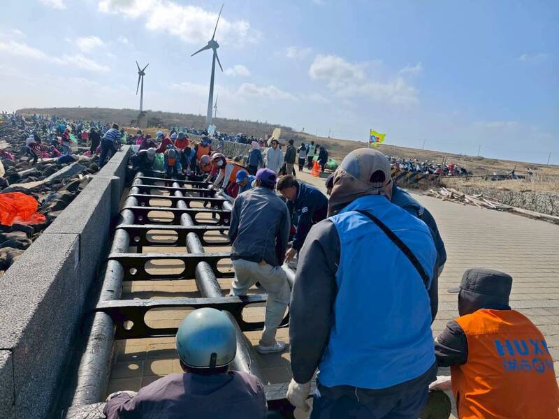 澎湖北寮海岸「摩西分海」淨灘 也發現太陽能光電板海廢