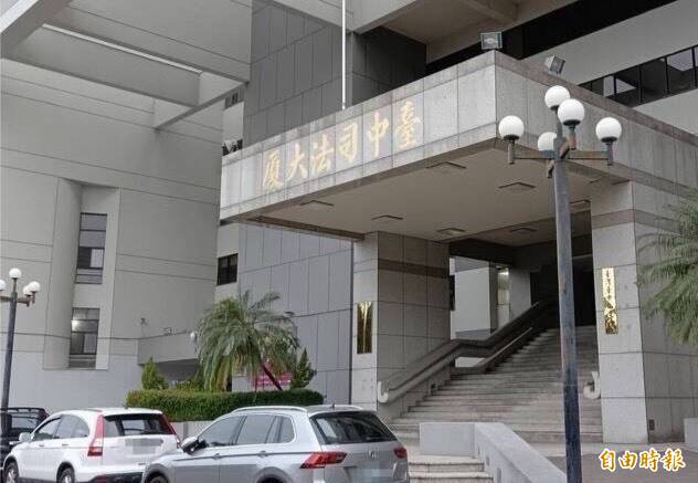 騎單車違規被攔狂罵警6次「狗男女」 他辯罵市場黑狗下場曝