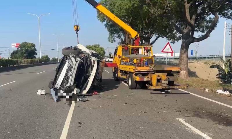 1家4口自撞路樹!車輛翻轉一圈半 媽媽傷勢嚴重