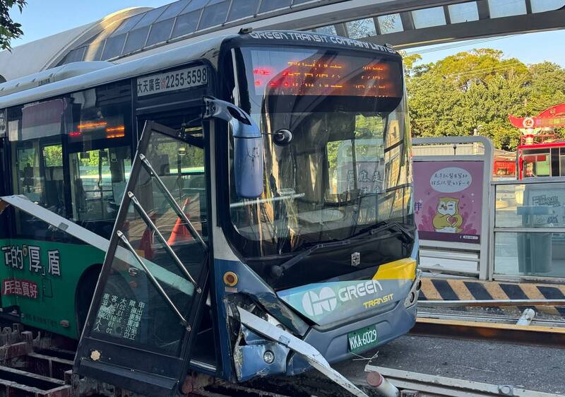 驚險!台中巨業353公車擦撞施工護欄 車門毀損歪斜