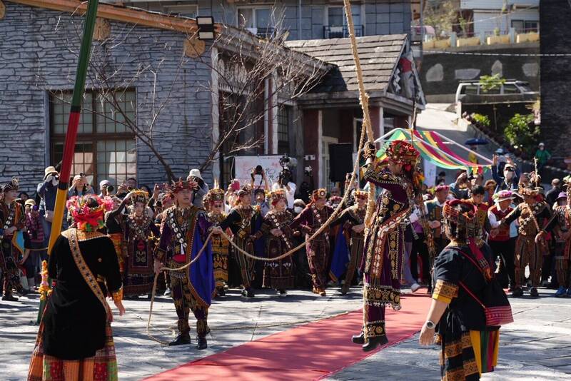魯凱族傳統盪鞦韆。(茂林國家風景區管理處提供) 魯凱族傳統盪鞦韆。(茂林國家風景區管理處提供)