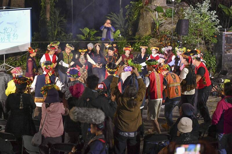 新人之夜圍舞。(茂林國家風景區管理處提供) 新人之夜圍舞。(茂林國家風景區管理處提供)