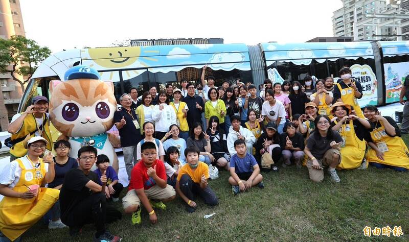 兒少彩繪成移動美術館!  高雄輕軌列車「童畫號」即日起上路