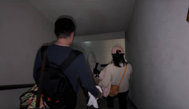 房客仓皇逃出。（民众提供）