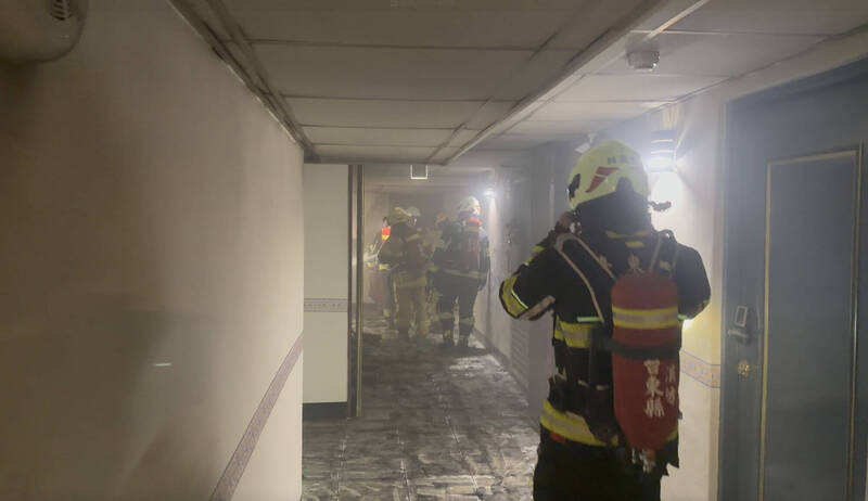 消防队员一一敲门确认住户状况。（民众提供）