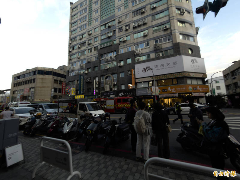 塊陶啊！台東中山路大樓火警 旅舍房客急逃生