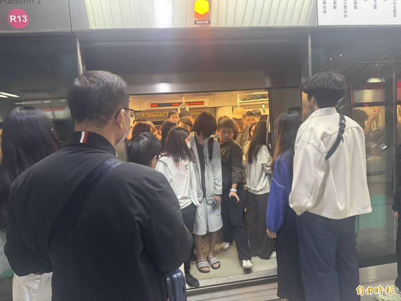 粉絲驚人!TWICE高雄開唱  往世運主場館列車班班爆滿