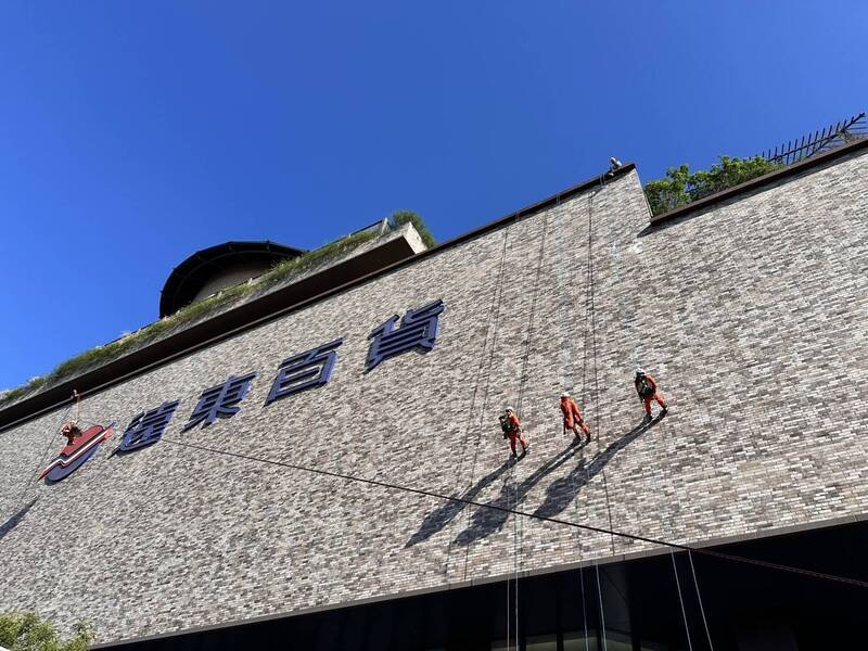 消防猛男、帅妹展演高空垂降等救援技术。（新竹县消防局提供）