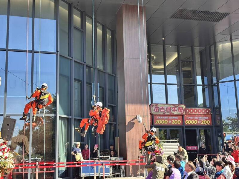 消防猛男、帅妹展演高空垂降等救援技术。（新竹县消防局提供）
