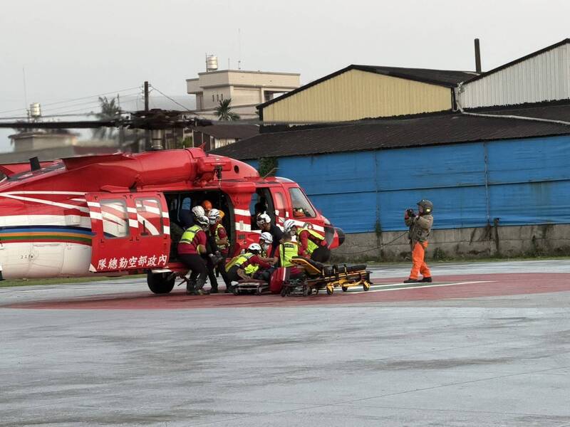 屏東瑪家獅王瀑布戲水3男女骨折重傷 空勤直升機吊掛送醫