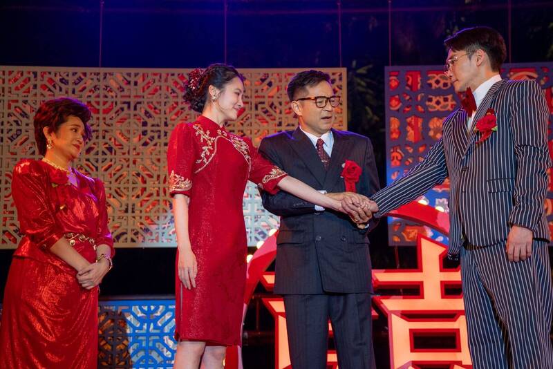 邊吃辦桌邊看戲！屏東勝利星村《星村有喜事》舞台劇 連兩晚人潮爆棚