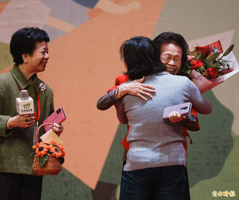 不富有卻感同身受！94歲阿嬤當認養人40年 與子女一起嘉惠19名兒少