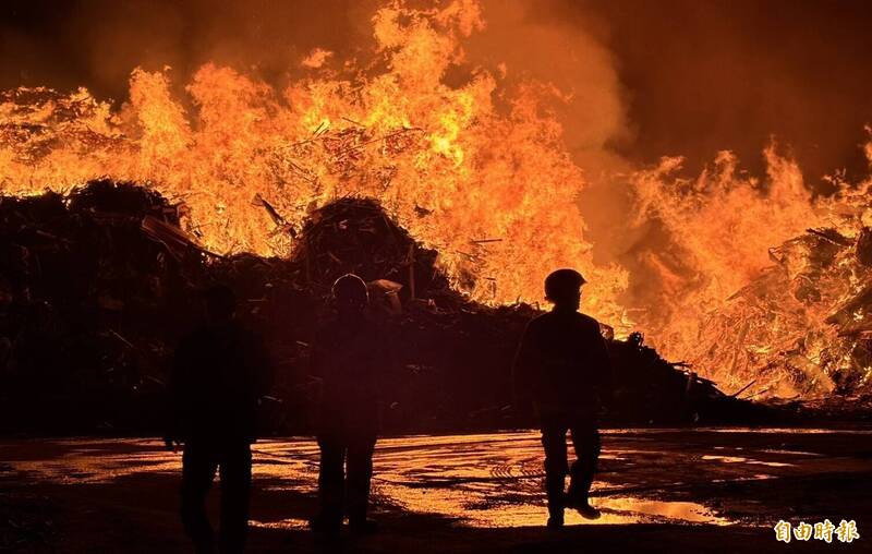 乌树林废弃物暂置场昨晚大火烧最旺时，在60公尺外都受不了高温。（记者杨金城摄）