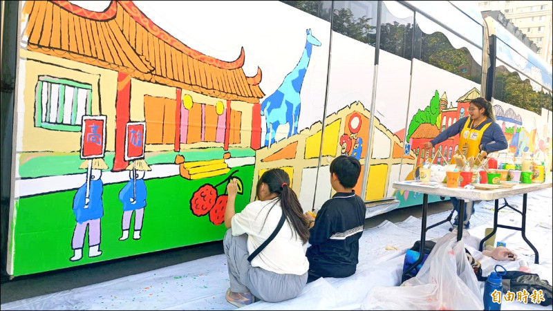 高雄輕軌「童畫號」 兒少彩繪命名