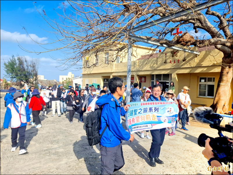 澎湖「朝聖之路」 76人迎風步行