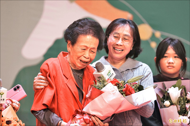 家扶表揚認養人 94歲莊秀緩送愛40年