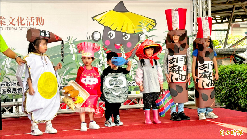 安定胡麻節 幼兒走秀吸睛