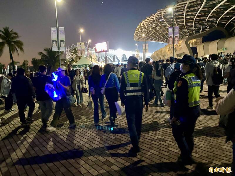 TWICE高雄演唱會 場外違規攤販爆衝突