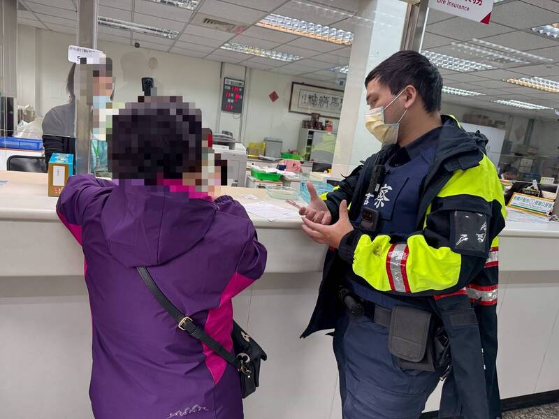 婦人網購玉鐲5萬元有詐 郵局行員機警攔阻