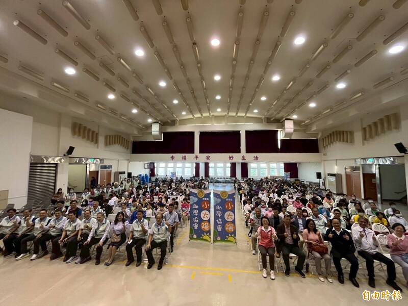 屏東小太陽助學協會頒發獎助金 102位優秀清寒學生獲獎