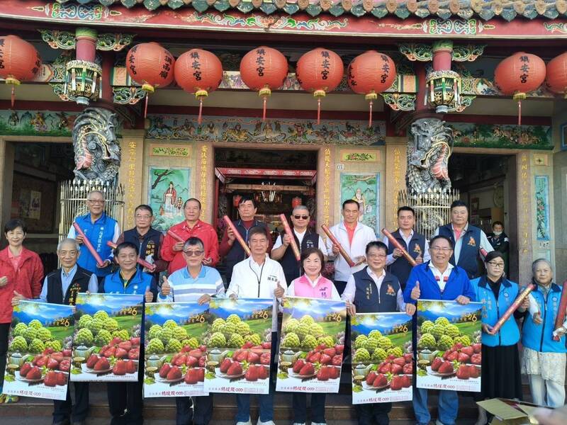 楊瓊瓔后里發水果月曆 阿北清晨5點多就來排隊