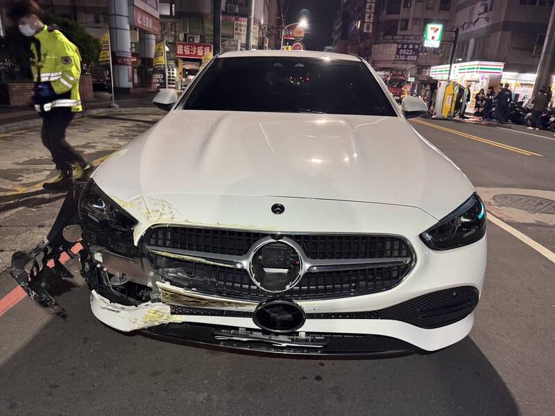 婦人凌晨駕車外出疑未讓直行車 撞翻計程車乘客受傷