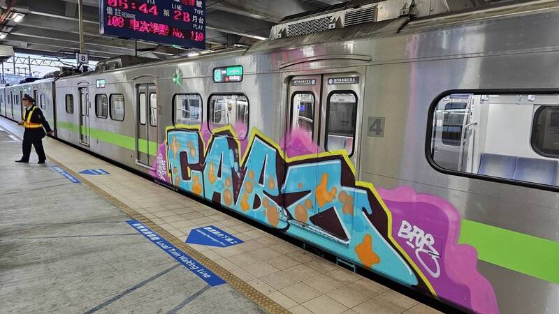 區間車廂遭大面積塗鴉 台鐵急調車廂報案求償