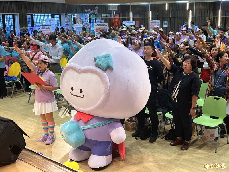 屏縣防暴吉祥物「抱抱雲」初登場 防暴大使與社區獲表揚