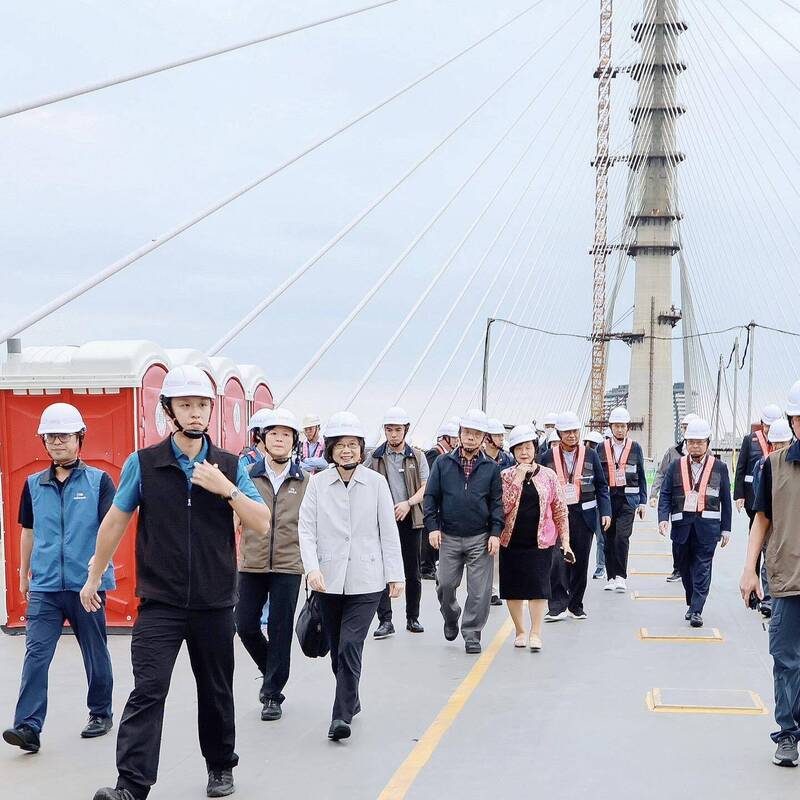 蔡英文、蘇貞昌同遊淡江大橋 蔡讚：中央地方合作典範