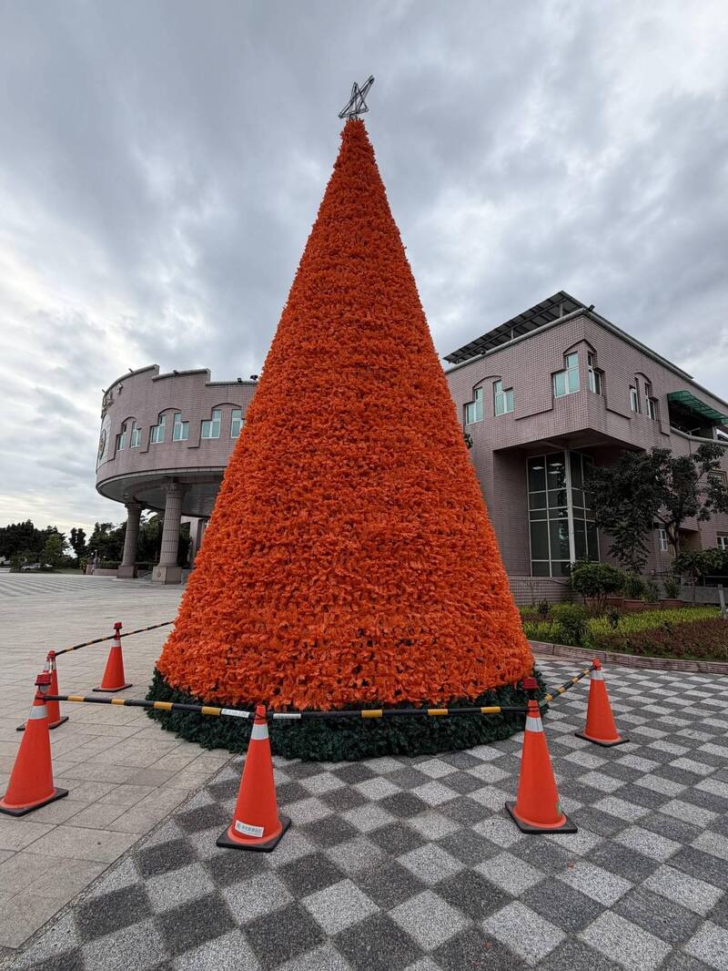 「愛馬仕橘」成交通錐？ 台東縣議會前耶誕樹慘遭kuso