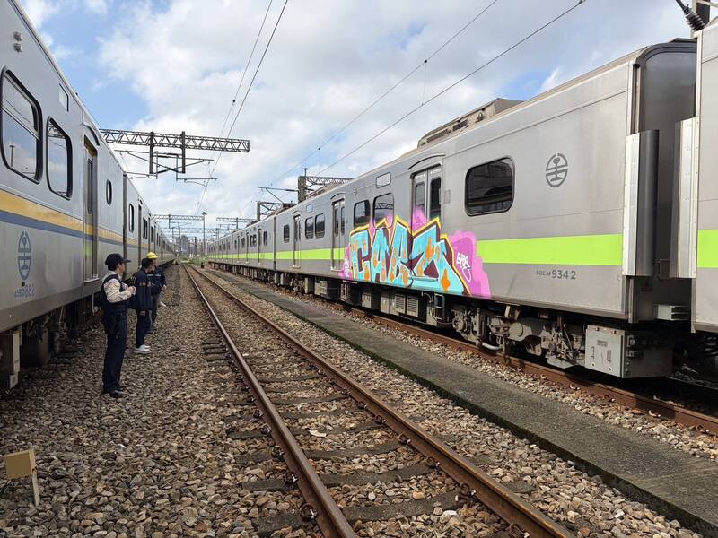 台鐵區間車驚見大片塗鴉 鐵警調閱監視器偵辦