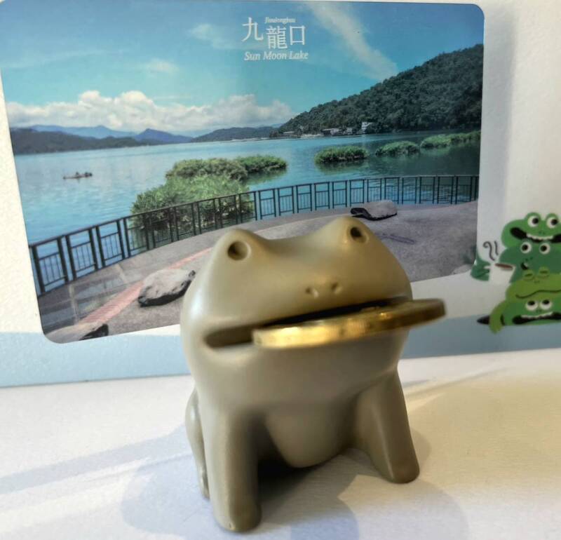 日月潭招財「泥好蛙」很療癒！限量完騎禮 有錢買不到