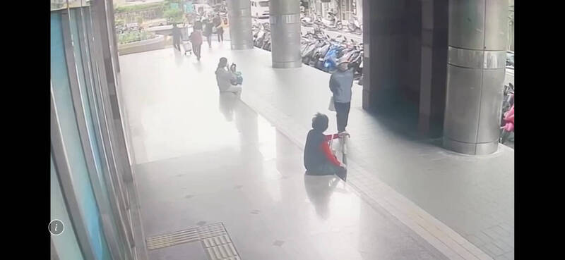 徒手揮打又持鐵棍攻擊3人 三重毒蟲收押