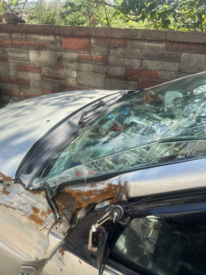 桃園鬧區驚見移動城堡! 男子車頂綁「家」 警方找到車主開罰