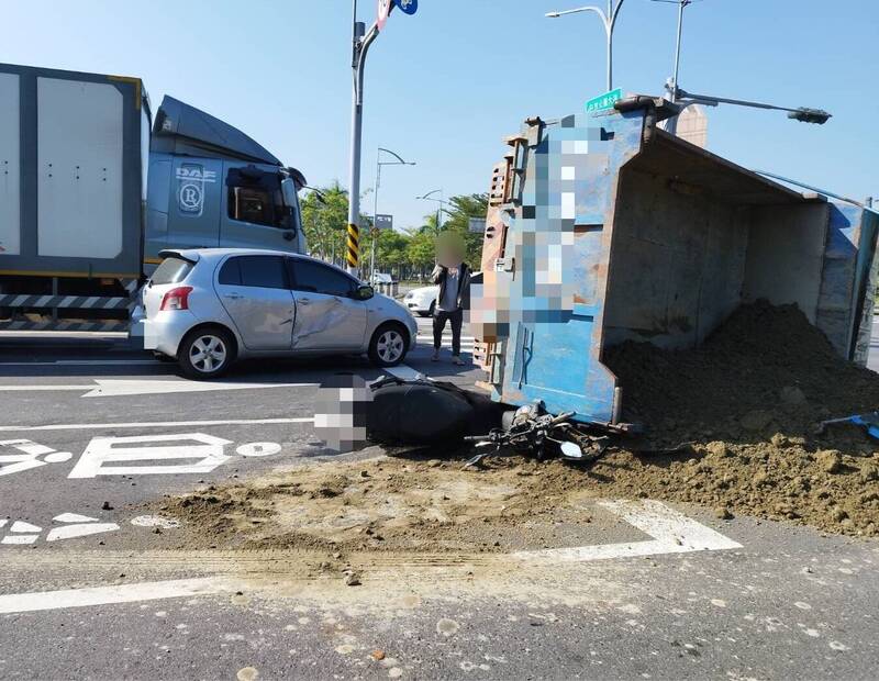台南安南砂石車連環撞翻覆重壓機車 騎士驚險躲死劫送醫