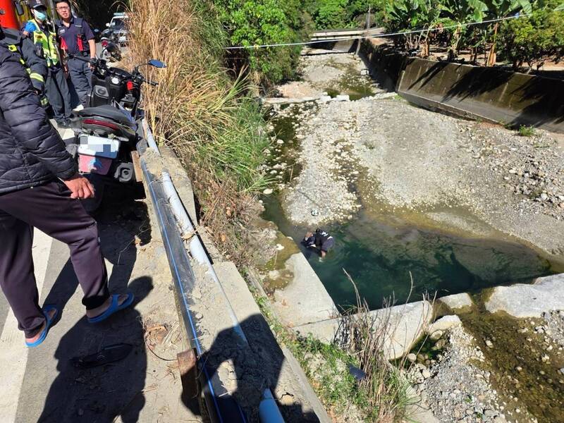 精神不濟?台北女大生騎機車夜遊 上午經霧峰山區自撞墜溪不治